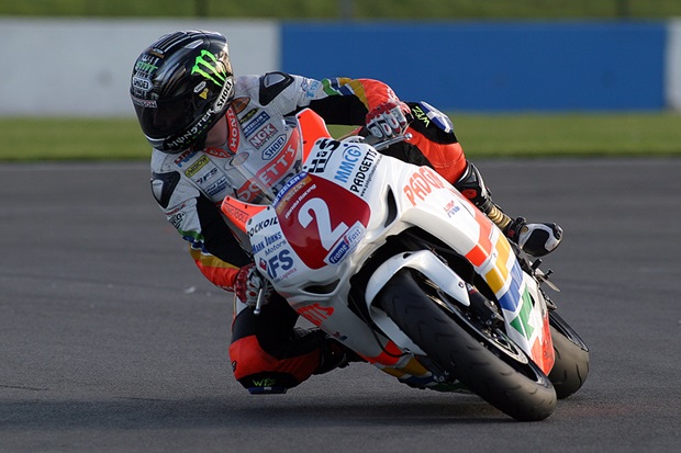 John McGuinness in Superstock action at Donington (Glynne Lewis)